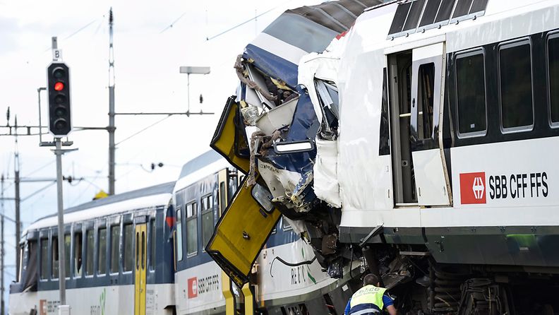 Junat törmäsivät toisiinsa Sveitsissä 29. heinäkuuta 2013.