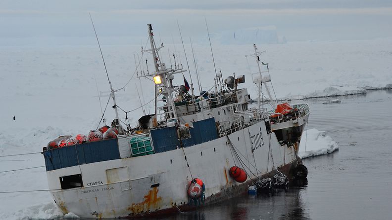 Lähes kaksi viikkoa jäiden vankina Etelämantereen vesillä ollut venäläinen kalastusalus on päässyt vapaaksi.