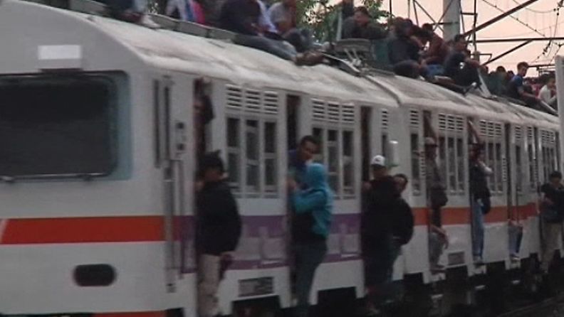 Indonesiassa yritetään kitkeä laitonta ja vaarallista junan katolla matkustamista kovin ottein. Kuva napattu AP:n videomateriaalista.