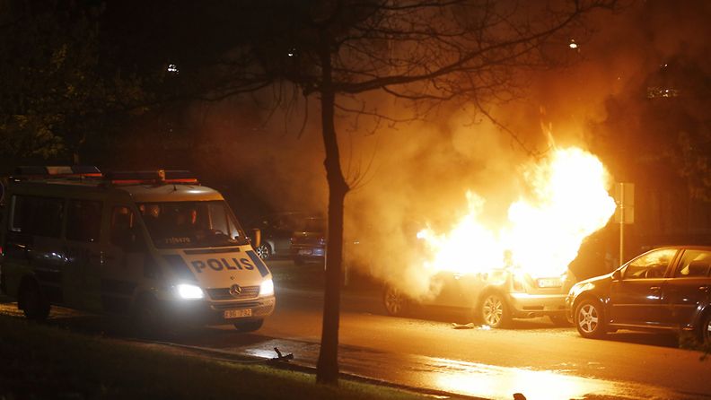 Mellakoitsijat hyökkäsivät Tukholman Husbyssä sekä poliisien että palomiesten kimppuun.