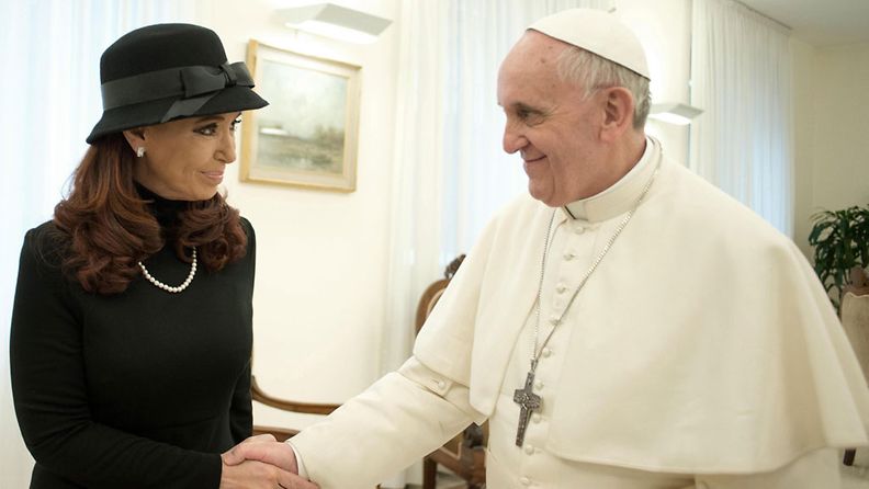 Argentiinan presidentti Christina Fernandez Kirchner on pyytänyt uudelta paavilta välitysapua kiistaan Falklandinsaarista