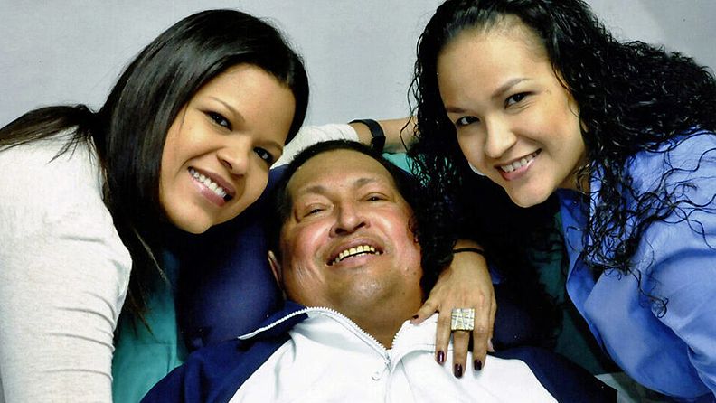 Venezuelan presidentti Hugo Chavez valokuvattiin havannalaisessa sairaalassa 15.2.2013 tyttäriensä Rosa Virginian ja Maria Gabrielan kanssa.