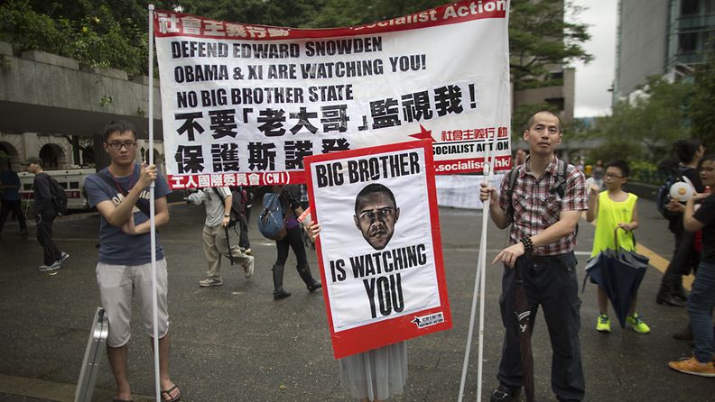 Hongkongissa sadat ihmiset osoittivat mieltään tietourkinnasta vuotaneen Edward Snowdenin puolesta 15.6.2013.