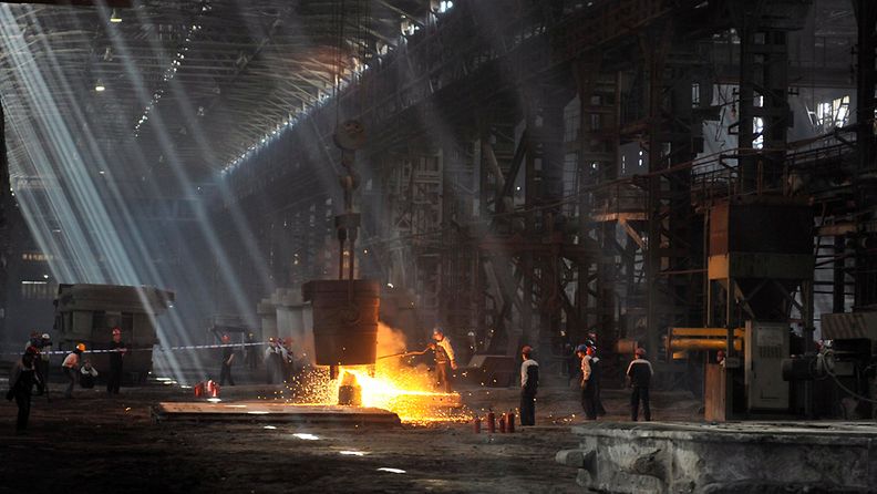 Työläisiä terästehtaalla Shenyangin kaupungissa Kiinassa.