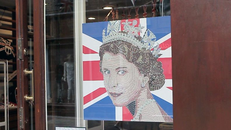 Kuningatar Elisabet kaupan näyteikkunassa Lontoossa.
