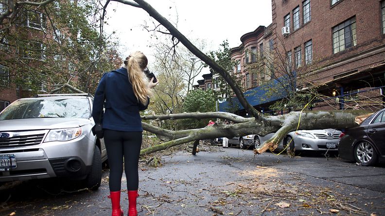 Nainen kuvaa Sandyn aiheuttamia tuhoja Brooklynissä New Yorkissa 30. lokakuuta 2012.