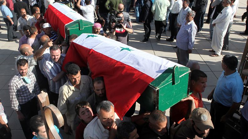Damaskoksen pommi-iskuissa 10. toukokuuta kuolleiden arkkuja kannettiin hautajaisissa 12. toukokuuta.