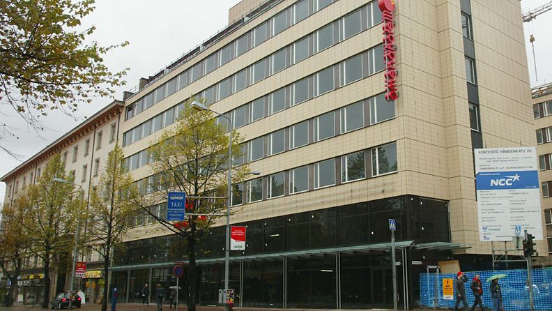 Tampereen Hämeenkadun Omenahotelli. Hotelli toimii ilman henkilökuntaa.