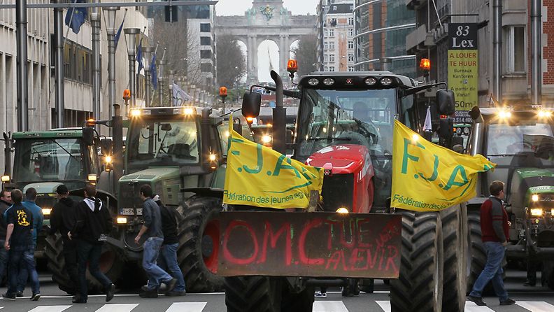 Traktorit tukkivat Brysselin kaduille vastustamaan maidon alhaiseksi painuneita tuottajahintoja.