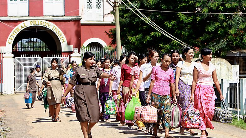 Vapautetut naisvangit kävelevät ulos pahamaisesta Inseinin vankilasta Myanmarissa. 