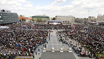 Satatuhatta puolalaista on osallistui Smolenskin lentoturman uhrien muistotilaisuuteen Varsovassa. Kuva: Epa