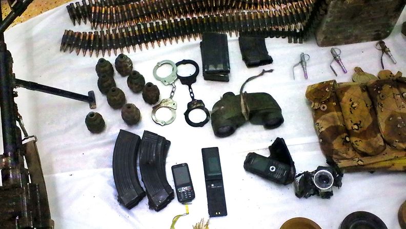 Algerian turvallisuusjoukkojen löytämiä, islamistihyökkääjien käyttämiä aseita. 
