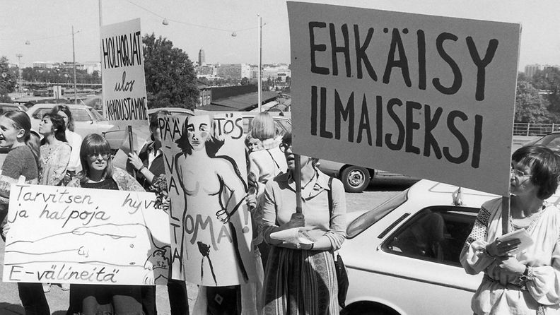 Feministit ja Naisasialiitto Suomessa Ry. järjesti aborttilain muutosta vastustavan mielenosoituksen eduskunnan edessä kesällä 1978.