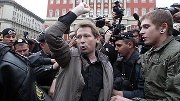 Poliisi suojeli homojen protestia Moskovassa 1.10.2010. Kuva: Epa