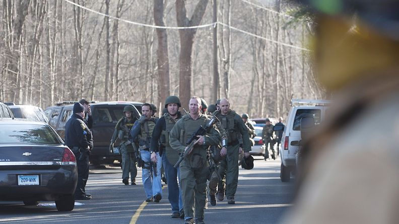 Poliisi sulki koulun ympäristön Newtownissa sattuneen kouluampumisen jälkeen 14. joulukuuta 2012.