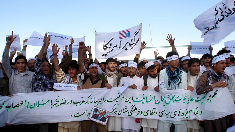 Mielenosoittajat protestoivat islamia rienaavaa videota vastaan Afganistanin Heratissa 16. syyskuuta 2012.
