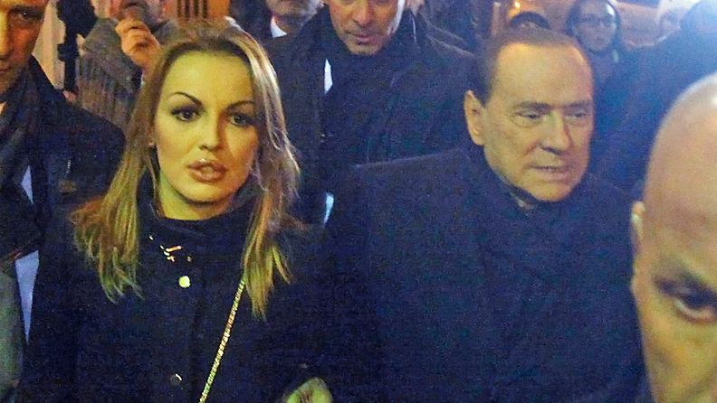 Francesca Pascale ja Silvio Berlusconi kuvattiin Milanossa Italiassa 9.12.2012. Pari kertoi kihlauksestaan 17.12.2012.