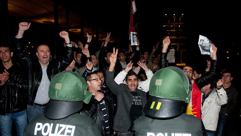 Poliisi vahtii mielenosoittajia Syyrian lähetystön ulkopuolella Berliinissä 8. lokakuuta 2011. (EPA)