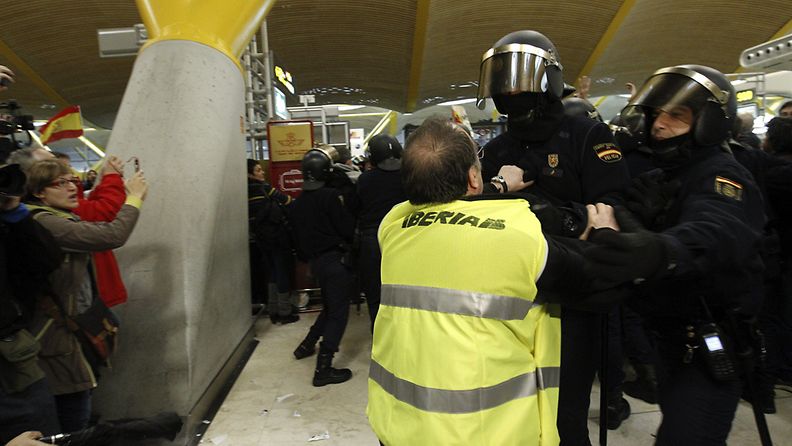Espanjalaisen Iberia-lentoyhtiön lakkoilevat työntekijät ottivat yhteen mellakkapoliisin kanssa Madridin Barajasin lentokentällä 18.2.2013.  
