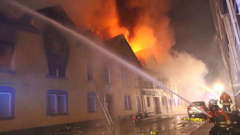 Ainakin seitsemän ihmistä on kuollut ja useita loukkantunut tulipalossa Saksassa.