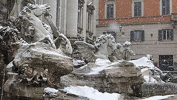 Rooma peittyi lumivaippaan perjantaina 12.2.2010. Kuvassa Trevin suihkulähde. (EPA)