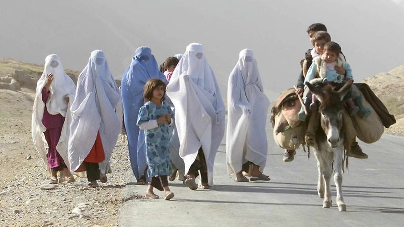 Afgaaninaisia kävelee kadulla burkhat päällä.