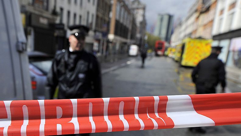 Mies uhkasi räjäyttää autokoulun Lontoon keskustassa 27.4.2012.
