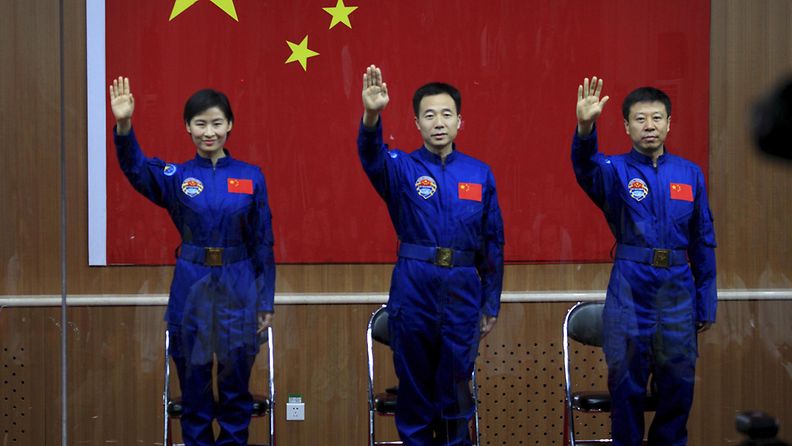 Taikonautit Liu Yang, Jing Haipeng ja Liu Wang lehdistötilaisuudessa 12. kesäkuuta 2012.