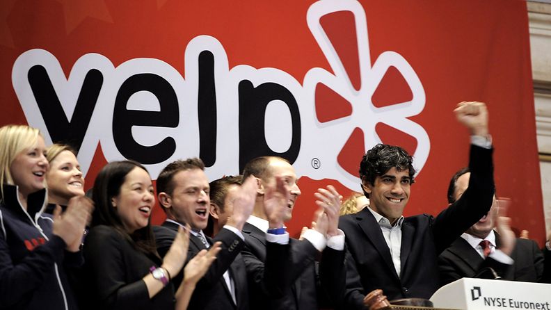 Yelp juhli listautumista pörssiin toimitusjohtaja Jeremy Stoppelmanin johdolla maaliskuussa 2012.