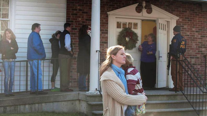 Ihmiset jonottivat kirkkoon Newtownissa sattuneen kouluampumisen jälkeen 14. joulukuuta 2012.