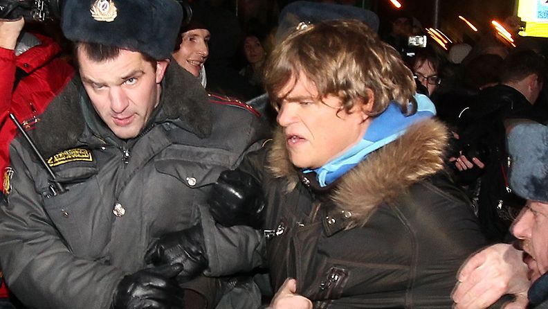 Poliisi on pidättänyt satoja mielenosoittajia Moskovassa 6.12.2011.