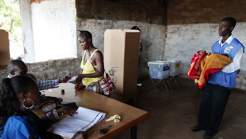 Sisällissodasta toipuvassa Sierra Leonessa äänestettiin tänään presidentistä.