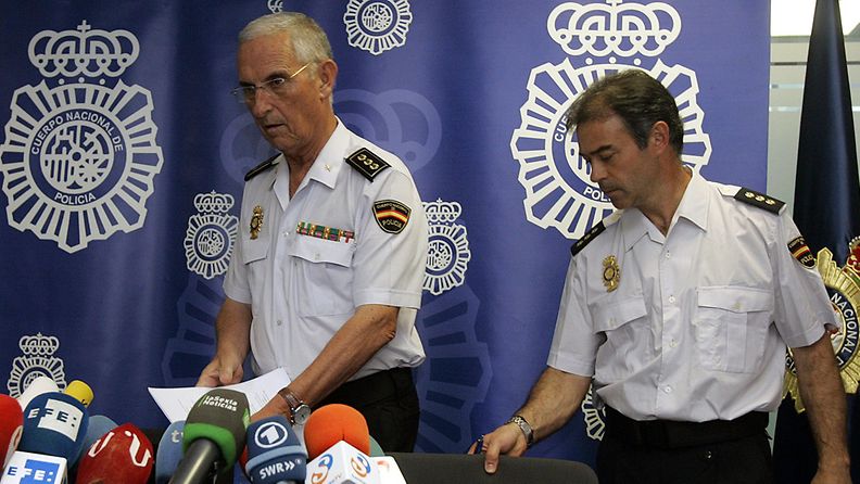 Galician poliisin ylipäällikkö Jaime Iglesias sekä tutkinnanjohtaja Antonio del Amo junaturmasta järjestetyssä lehdistötilaisuudessa 26. heinäkuuta 2013.