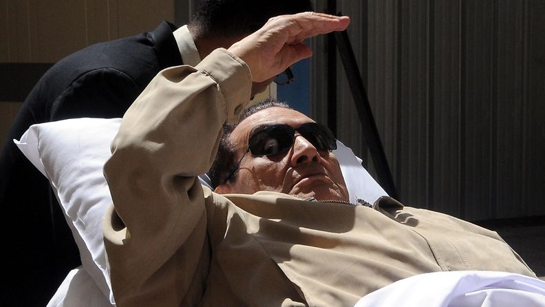 Egyptin entinen johtaja Hosni Mubarak saapui oikeuteen paareilla kannettuna.