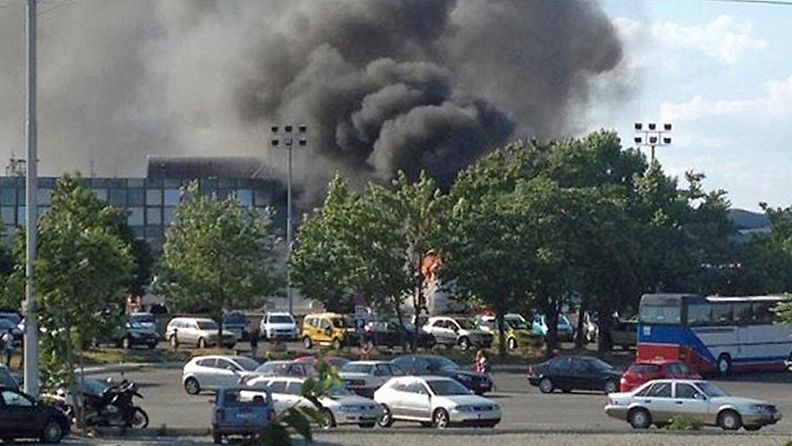 Ainakin kahdeksan ihmistä kuoli ja yli 30 haavoittui Burgasin lentokentällä sattuneessa räjähdyksessä 18.7.2012.