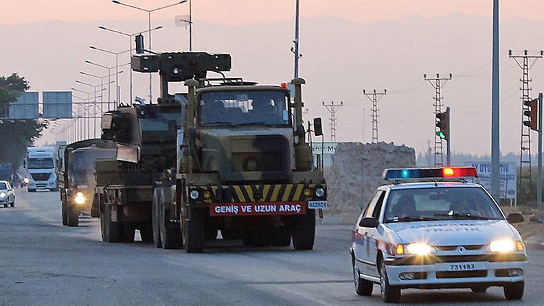 Turkki siirsi sotilaita ja kalustoa Turkin ja Syyrian rajan tuntumaan 28.6.2012.