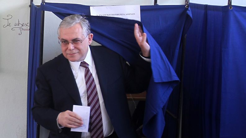 Kreikan väliaikaista hallitusta johtava pääministeri Loukas Papadimos äänesti tänään Ateenassa. 