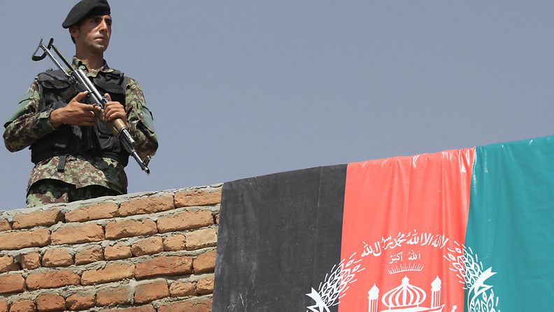Afganistanilaissotilas vartioimassa seremoniaa, jossa Yhdysvallat luovutti Bagramin vankilan Afganistanin viranomaisten hallintaan. 