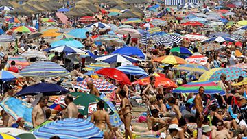 Tuhannet ihmiset valloittivat La Malvarrosan rannan Valenciassa Espanjassa 10.7.2010. (Kuva: EPA)