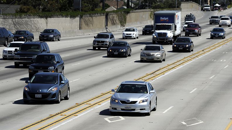 Autot porhaltavat pitkin valtatietä Los Angelesissa 30.6.2011.