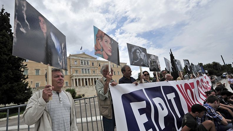 Mielenosoittajat protestoivat ERT:n sulkemista Kreikan parlamentin edessä 14. kesäkuuta 2013. 