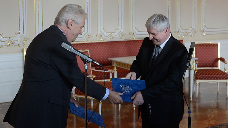  Tshekin pääministeri Jiri Rusnok (oik.) jätti tänään eroilmoituksensa presidentti Milos Zemanille Prahassa. 