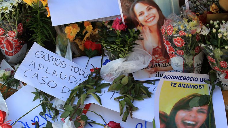 Yökerhopalossa kuolleiden muistoksi on tuotu kukkia  Santa Martan kaupungissa.