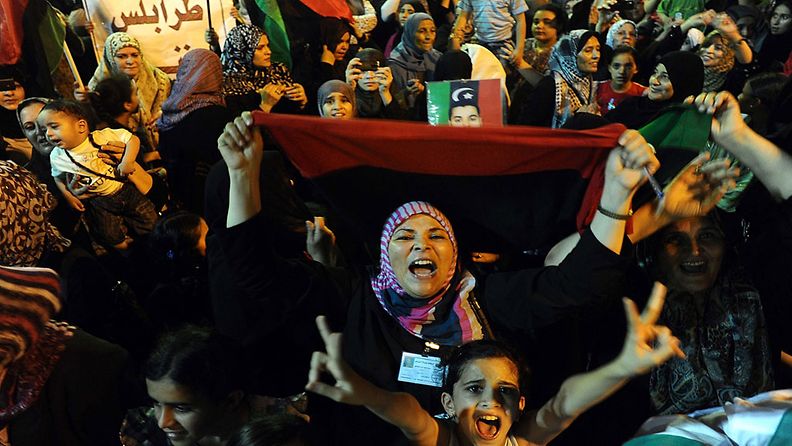 Libyalaiset juhlivat kapinallisten saapumista Tripoliin.