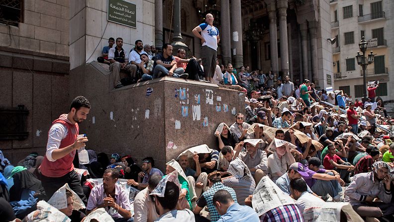 Mursin kannattajat kokoontuvat Kairon Ramses-aukiolle.