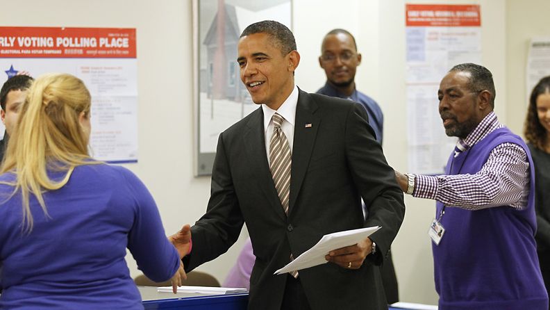 Presidentti Barack Obama kävi äänestämässä ennakkoon Chicagossa Illlinoisissa 25. lokakuuta 2012.