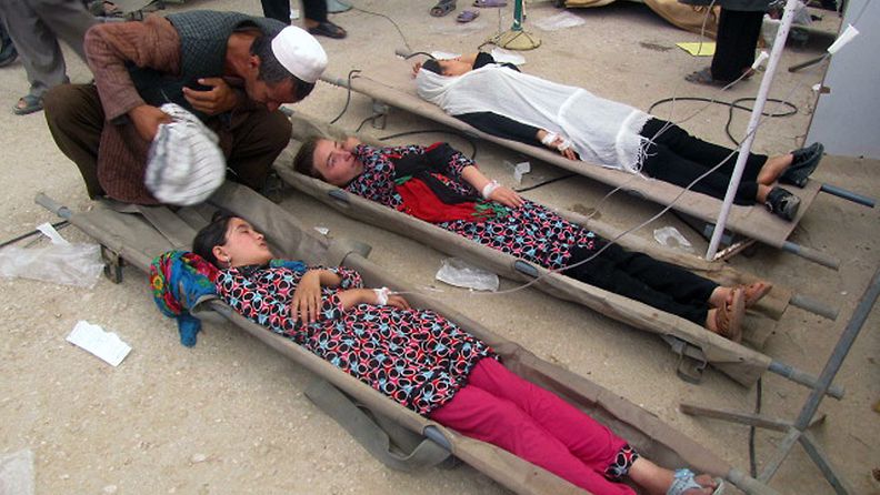 Afgaanitytöt saavat ensiapua hengitettyään "vaarallista kaasua" heinäkuussa 2012. 