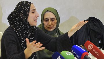 Tamerlan ja Dzhokhar Tsarnaevin äiti Zubeidat Tsarnaeva  (vasemmalla) puhuu tiedotustilaisuudessa Dagenstanin Makhachkalassa 25. huhtikuuta 2013. Vieressä veljesten täti Patimat Suleymanova.