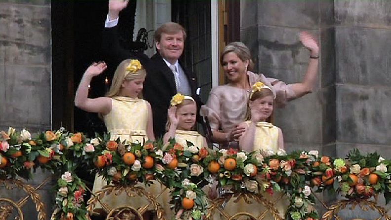 Uusi kuningas Willem-Alexander ja kuningatar  Maxima tyttäriensä kanssa kuninkaanlinnan parvekkeella kiitospuheen jälkeen 30.4.2013.