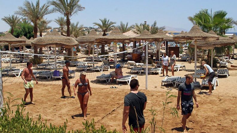 Turistit pelaavat rantalentopalloa Egyptissä.